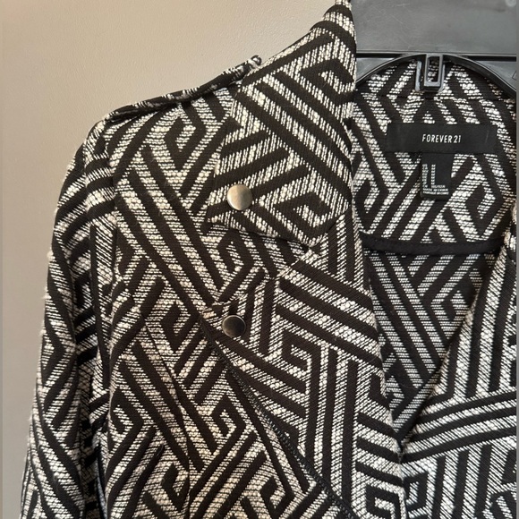 Forever 21 Black and White Patterned Geometric Jacket - Picture 6 of 7